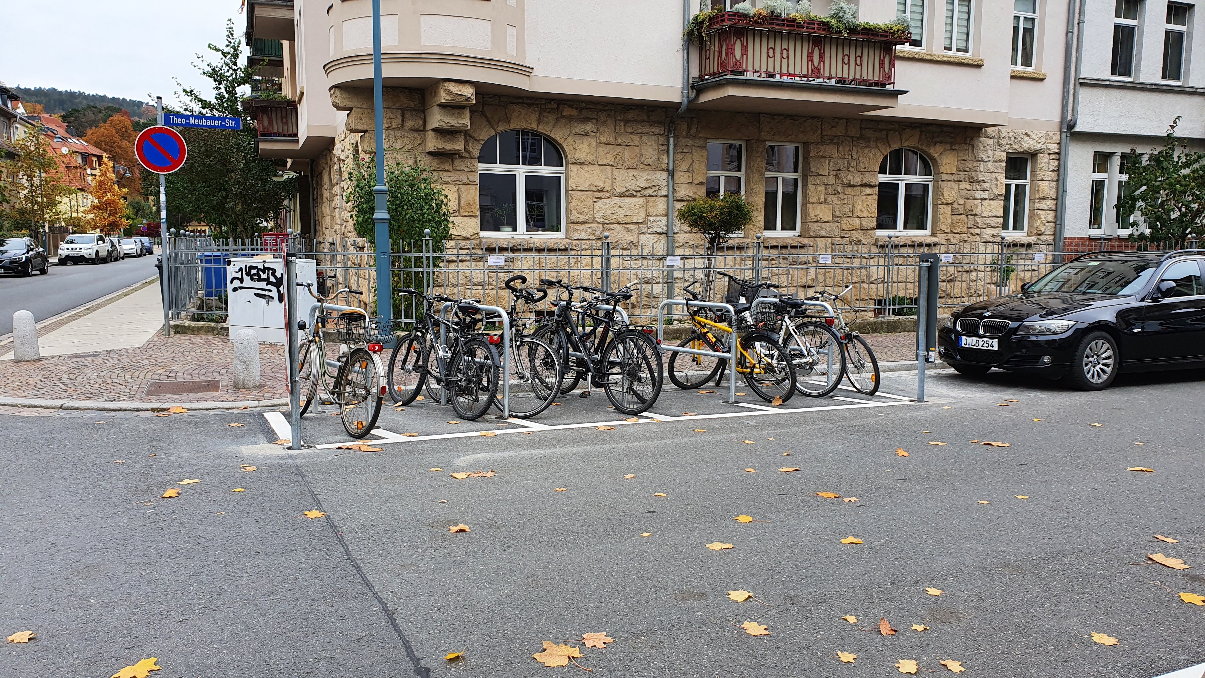 Radabstellanlagen im Einmündungsbereich der Theo-Neubauer-Straße