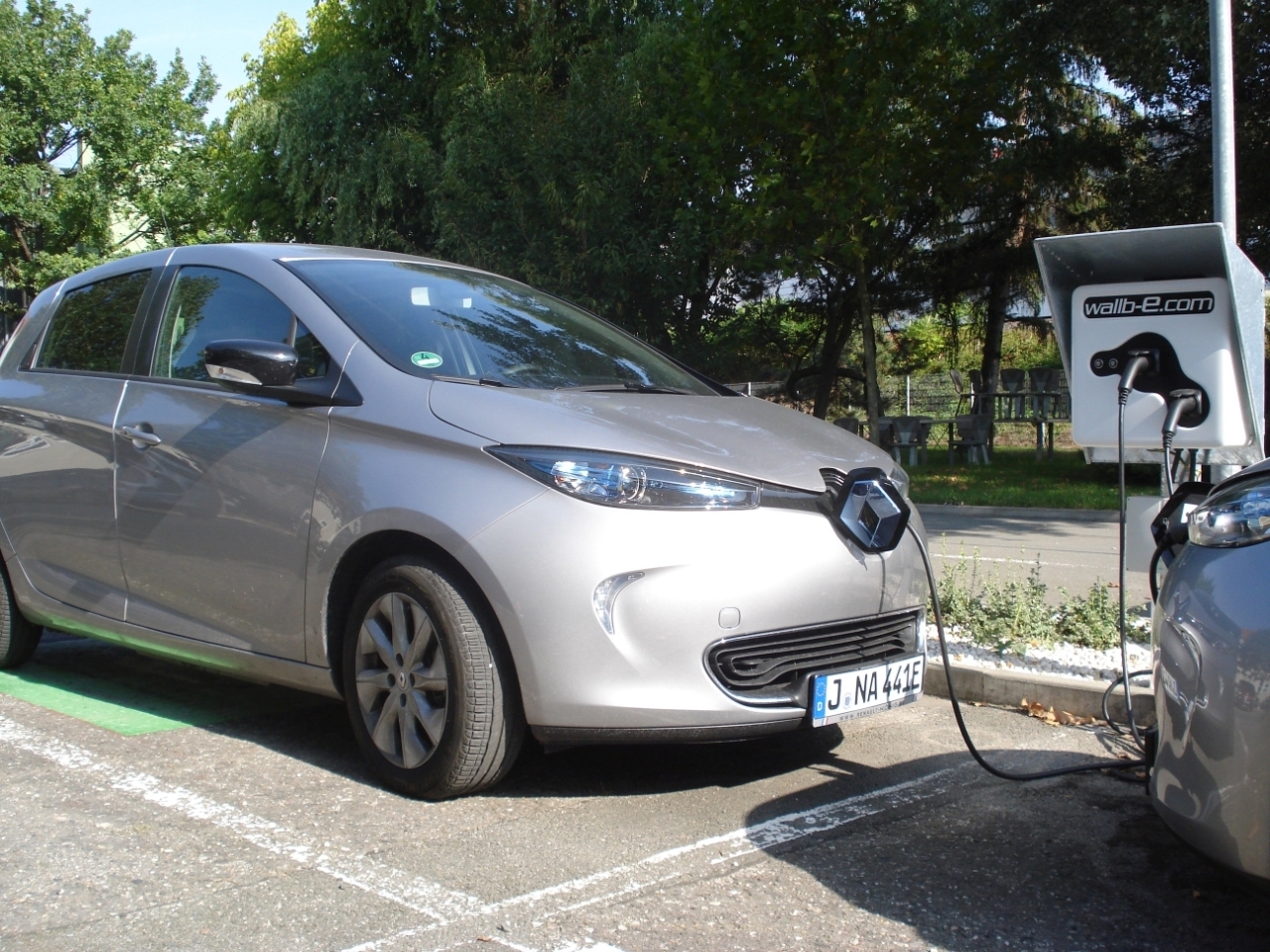Elektrischer Dienstwwagen der Stadtverwaltung Jena an der Ladestation