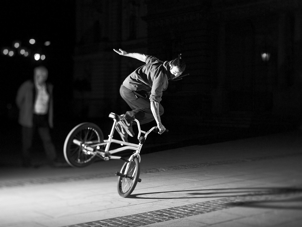 Profi BMX-Radkünstler Gergely Szajer in Aktion