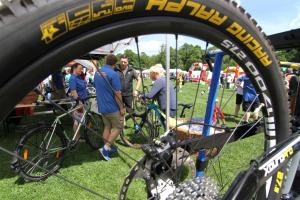 Bild durch ein Fahrrad-Rad hindurch auf den Radtag 2018