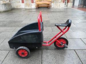 Kinderdreirad mit Mulde vorn zum Mitfahren oder zum Transport von Spielzeug etc.