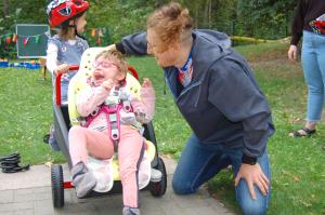 Kinder und Erzieher der Kita Billy beim Ausprobieren des neuen Fahrzeugs