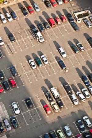 Luftbild vom Parkplatz auf dem EIchplatz in Jena, zu sehen sind die Parkreihen mit Autos