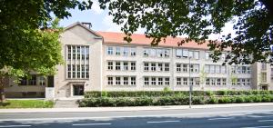 Verwaltungsgebäude Am Anger 26 mit Grünfläche und Bäumen
