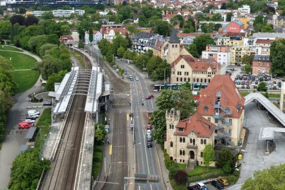 Luftbild Blick entlang der Bahnstrecke der  Saalbahn auf Jena, kurz vor dem Paradiesbahnhof, zu sehen sind Bäume, Häuser, Gleise