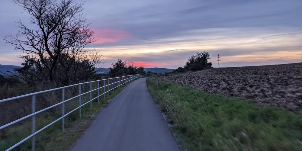 Blick auf den Radweg Thüringer Städtekette am Abend