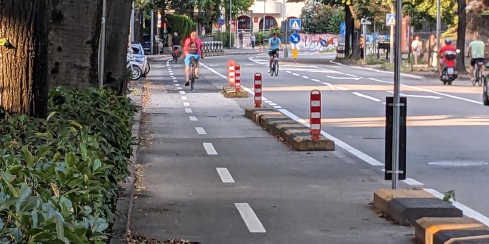 Radverkehrsführung in Meran in Italien, schmale Spuren, protected Bike-Line