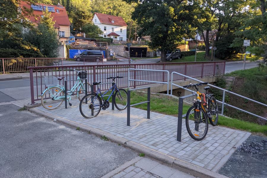 Fahrradabstellbügel Endhaltestelle Jena Ost mit 3 Fahrrädern