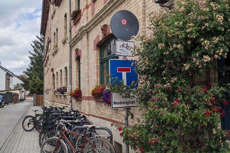 Fassade in der Schillerstraße in Jena mit Fahrradbügeln im Vordergrund