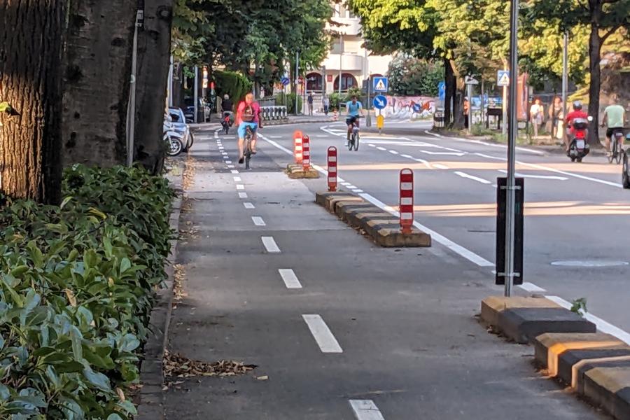 Radverkehrsführung in Meran in Italien, schmale Spuren, protected Bike-Line